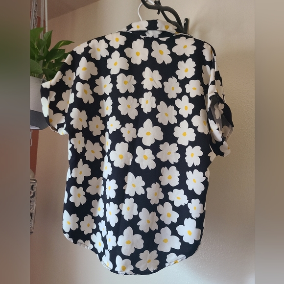 JON & ANNA  Contemporary Women's Daisy Button Up Shirt Size Large - Picture 2 of 4